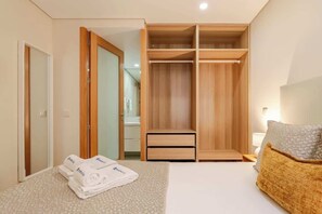 2 habitaciones, tabla de planchar con plancha y cuna de viaje 
