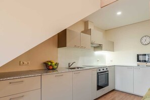 Frigorifero, microonde, forno, piano cottura