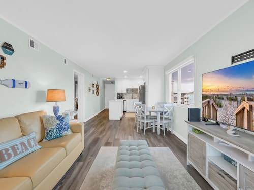 Top Floor-Corner Unit-2BD Ocean View-Elevator and Outdoor Pool