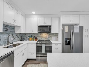 Kjøleskap, mikrobølgeovn, ovn og kokeplater