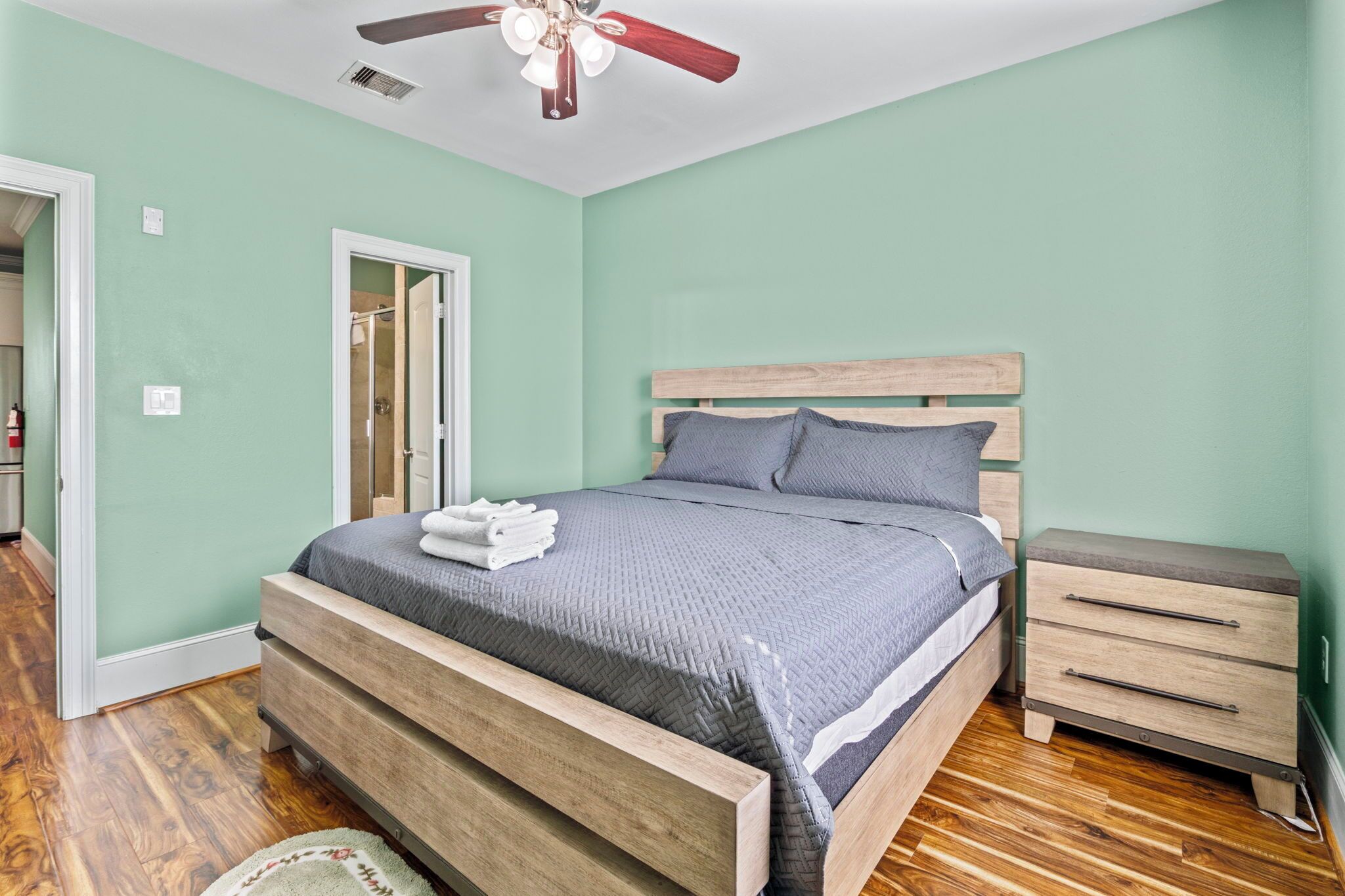 3 bedrooms, iron/ironing board, internet