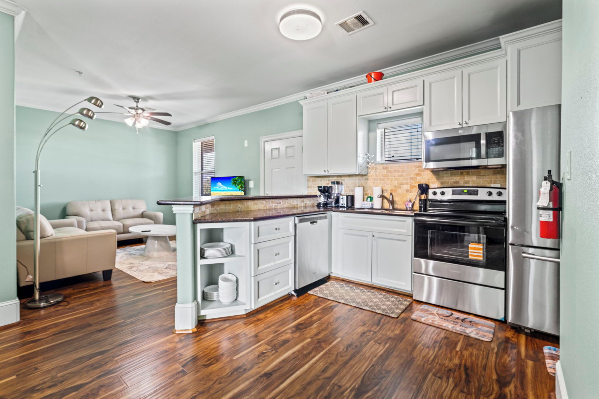 Refrigerador, microondas, horno y parrilla de estufa 