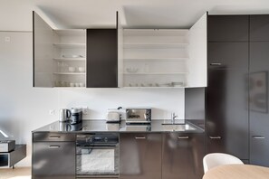 Kühlschrank, Mikrowelle, Ofen, Herdplatte