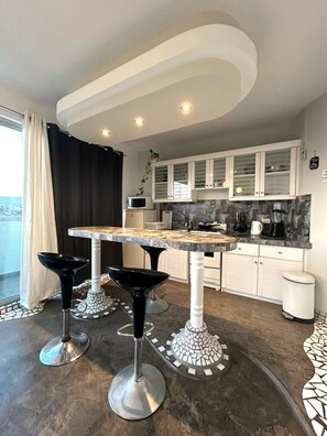 Design-lejlighed - balkon - byudsigt | Privat køkken