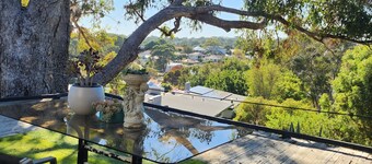 Hillside home with distant view, few minutes to Perth famous beach, pet friendly