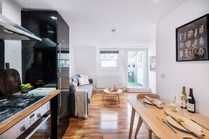 Interior - Soho Spacious Triplex, 2BR/3BDS/2BA (Greater London)