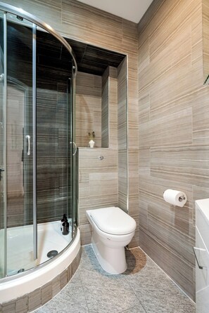 Sèche-cheveux, serviettes fournies, shampoing, papier toilette