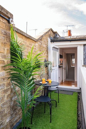 Outdoor dining - Soho Spacious Triplex, 2BR/3BDS/2BA (Greater London)