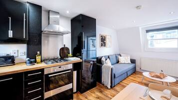 Een koelkast, een magnetron, een oven, een kookplaat