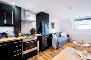 Fridge, microwave, oven, stovetop - Soho Spacious Triplex, 2BR/3BDS/2BA (Greater London)