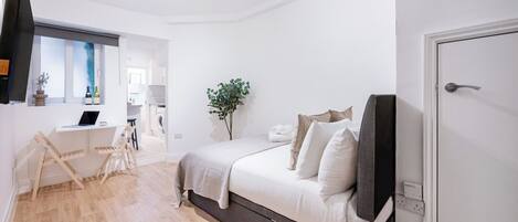 Planxa i posts de planxar, wifi gratuïta i roba de llit