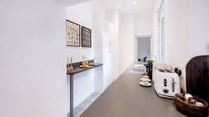 Una cocina moderna con encimera, tostadora y un cuenco de madera.