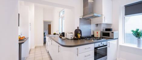 Réfrigérateur, four à micro-ondes, un four, surface de cuisson