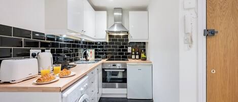 Frigorífico, microondas, horno y placa de cocina