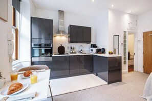 Een koelkast, een microgolfoven, een oven, een kookplaat