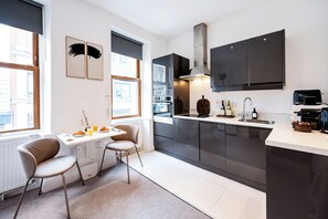 Een koelkast, een microgolfoven, een oven, een kookplaat