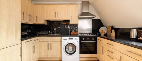 Réfrigérateur, four à micro-ondes, un four, surface de cuisson