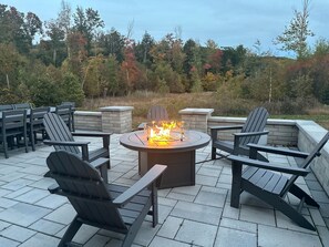 Outdoor dining - Bears Den- Hot Tub and AC. Short walk to Glen Lake.  35min to Crystal Mountain (Maple City)