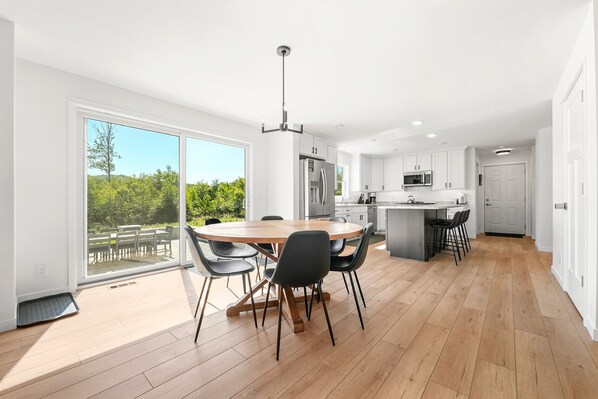 Dining - Bears Den- Hot Tub and AC. Short walk to Glen Lake. EV charger (Maple City)