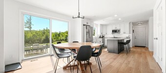 Bears Den- Hot Tub and AC. Short walk to Glen Lake. EV charger