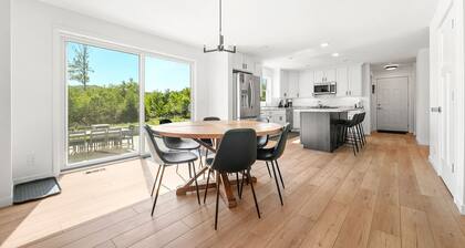 Bears Den- Hot Tub and AC. Short walk to Glen Lake. EV charger