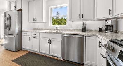 Bears Den- Hot Tub and AC. Short walk to Glen Lake. EV charger