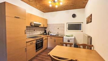 Fridge, oven, dishwasher, cookware/dishes/utensils