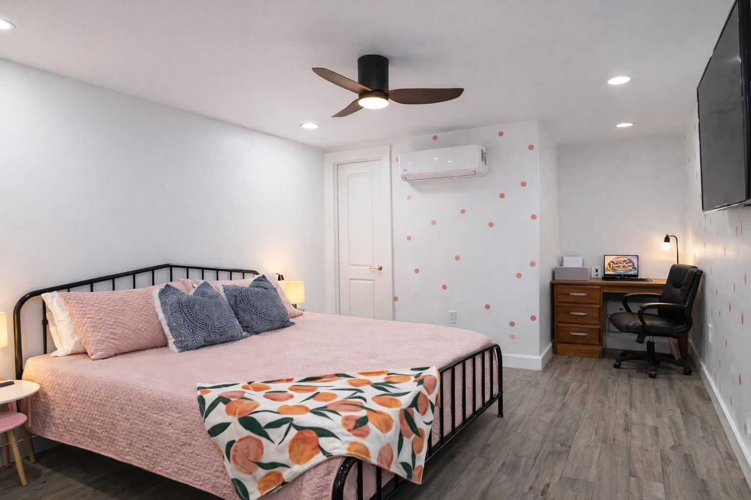 2 bedrooms, iron/ironing board, WiFi, bed sheets