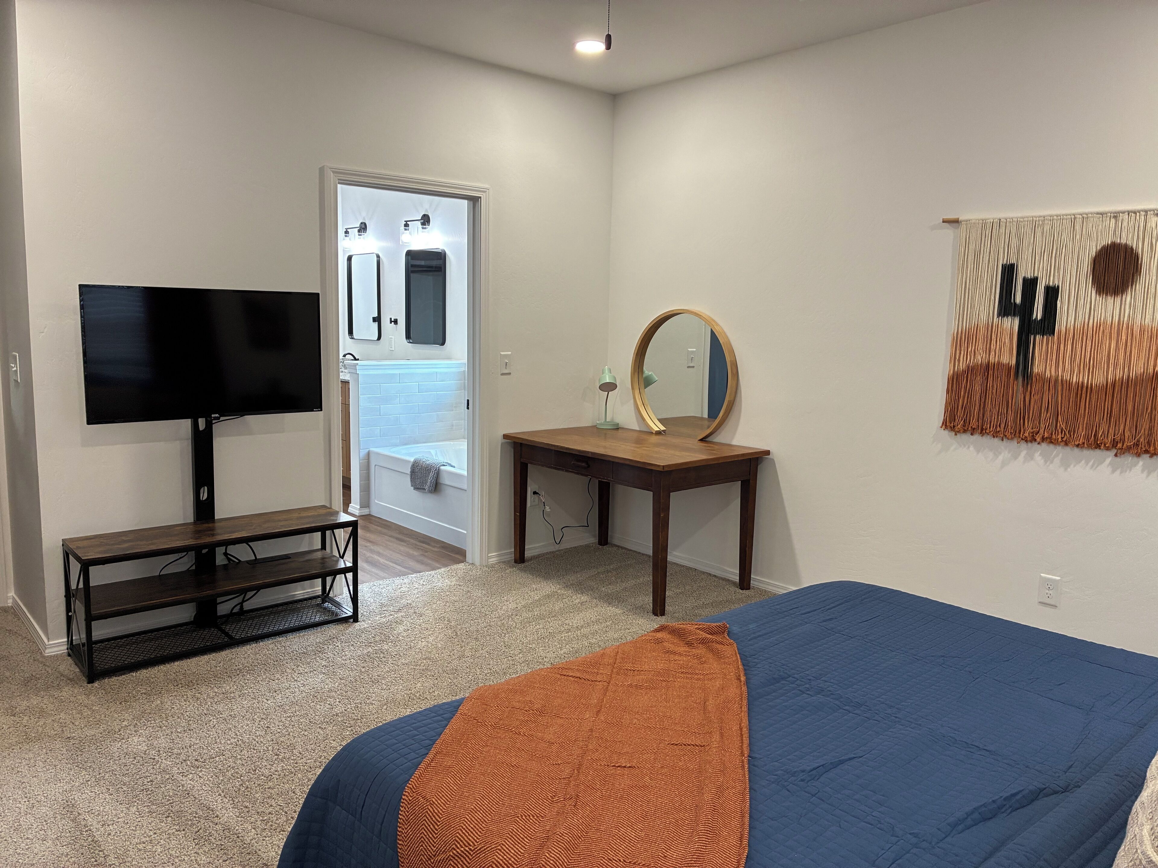 3 habitaciones, tabla de planchar con plancha, wifi y ropa de cama 