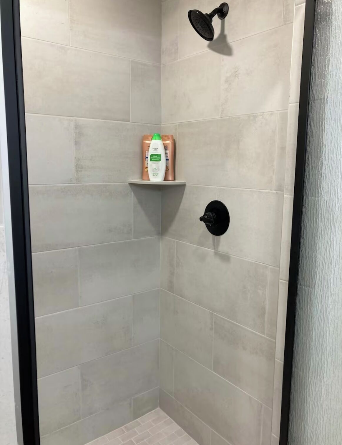 Een douche, een haardroger, handdoeken, zeep