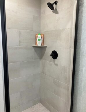 Ducha, secador de pelo, toallas, jabón