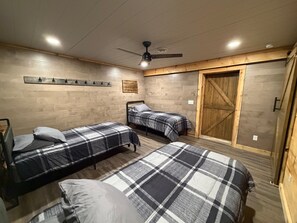 4 bedrooms, free WiFi, bed sheets, wheelchair access - Boar's Tusk Lodge (Winner)