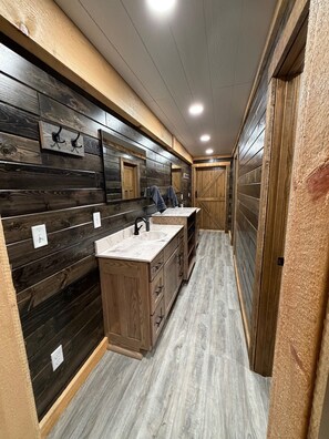 Shower, towels, soap, toilet paper - Boar's Tusk Lodge (Winner)