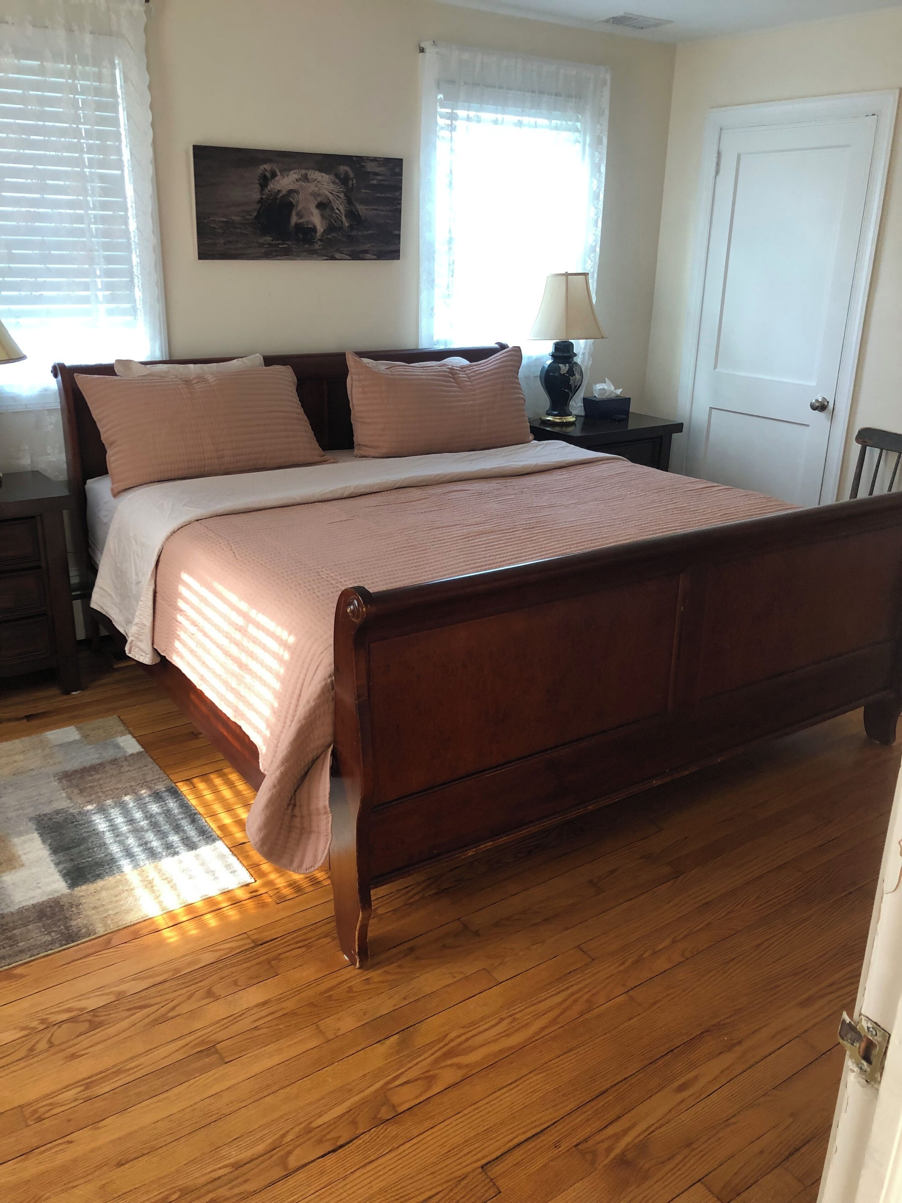 3 bedrooms, iron/ironing board, WiFi, bed sheets