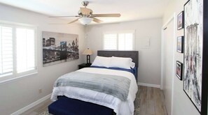 3 chambres, bureau, fer et planche à repasser, lit parapluie