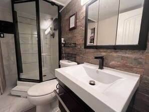 Hiustenkuivaaja, pyyhkeet, saippua, vessapaperi