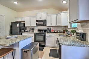 Kjøleskap, mikrobølgeovn, ovn og kokeplater