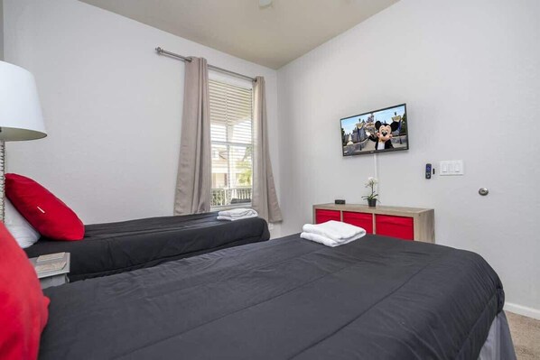 Tabla de planchar con plancha, wifi y ropa de cama 