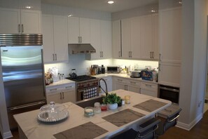 ثلاجة، ميكروويف، فرن، موقد طهي مسطح