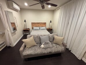 2 bedrooms, desk, iron/ironing board, free WiFi - Cozy Home: Your Perfect Silverlake Base 2Bed 1 Bath w/Patio (Los Angeles)