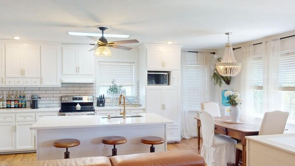 Kjøleskap, mikrobølgeovn, ovn og kokeplater