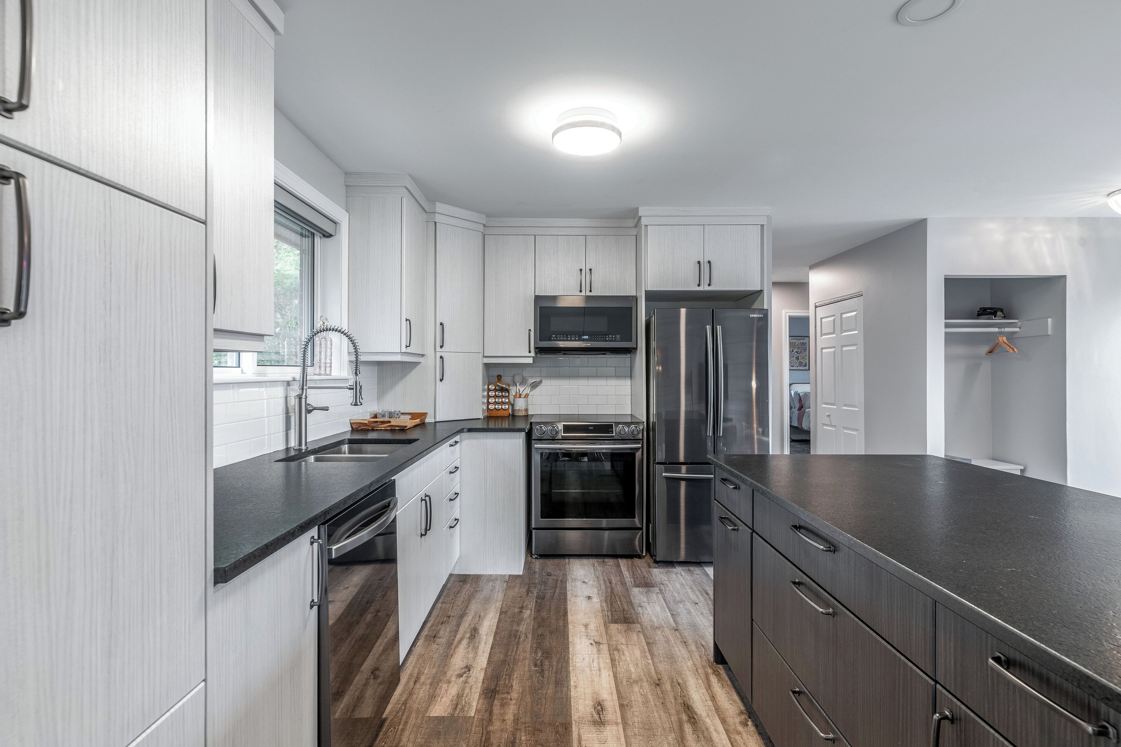 Microondas, horno, parrilla de estufa y lavavajillas 