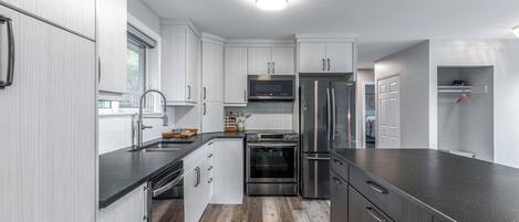 Microondas, horno, parrilla de estufa y lavavajillas