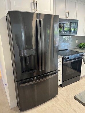 Kjøleskap, mikrobølgeovn, ovn og kokeplater