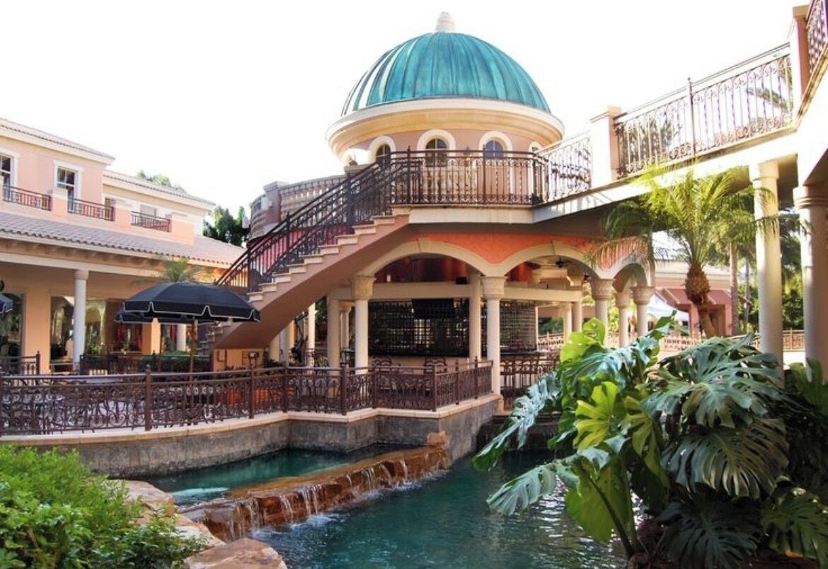 Utendørsbasseng og et oppvarmet basseng