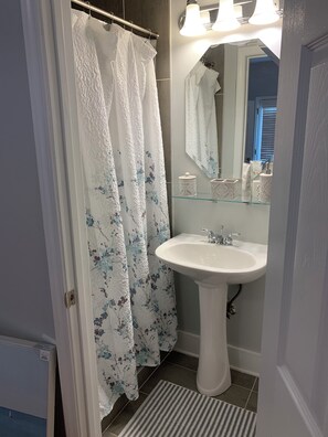 Shower, jetted bath, hair dryer, towels