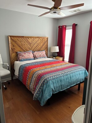 3 makuuhuonetta, työpöytä, silitysrauta/-lauta, ilmainen Wi-Fi