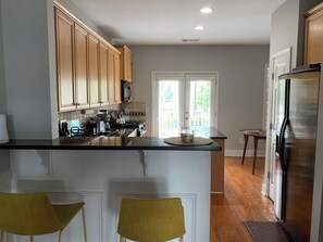 Jääkaappi, mikroaaltouuni, uuni, liesi