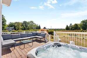 Terrace/patio - 7bd, 6bt Pond with /Kayaks, Pool, Spa, GameRm, Theater (Fennville)