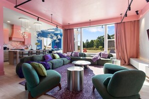 Living area - 7bd, 6bt Pond with /Kayaks, Pool, Spa, GameRm, Theater (Fennville)